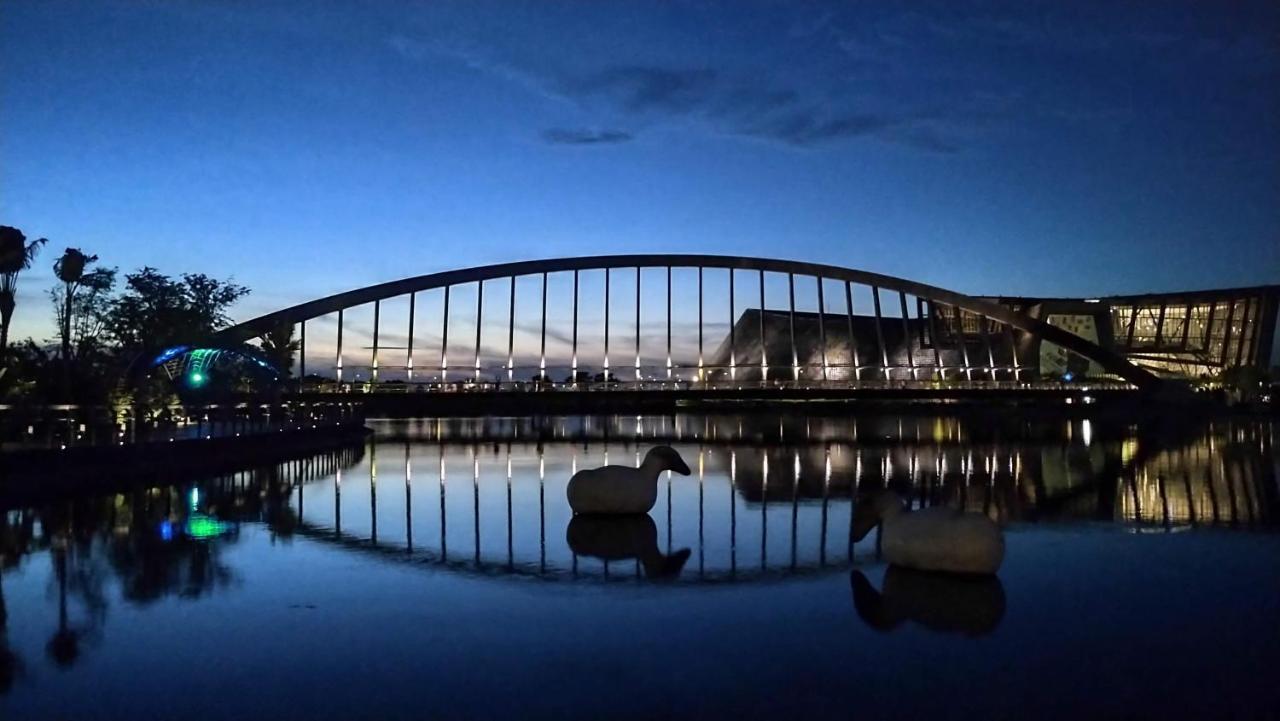 Evergreen Palace Hotel Chiayi Taibao Bagian luar foto The bridge at night