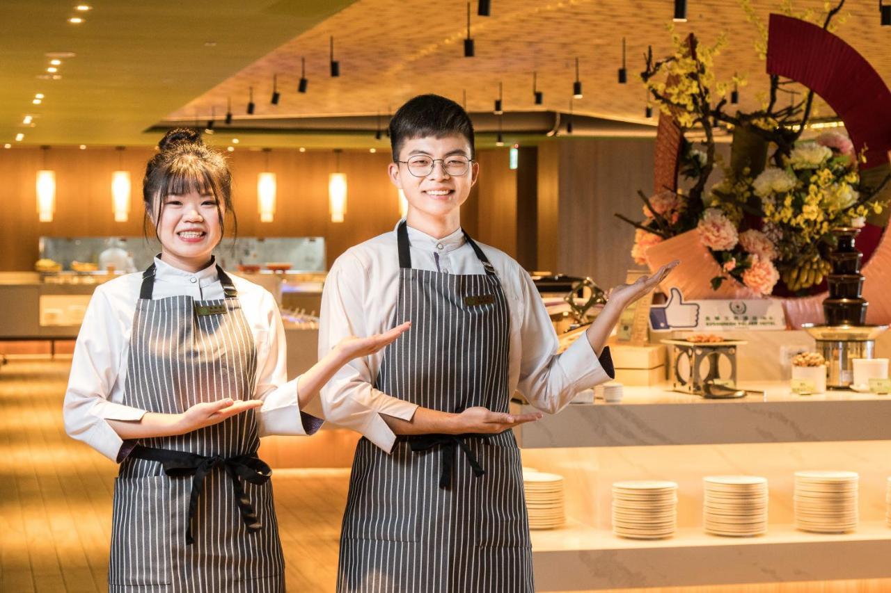 Evergreen Palace Hotel Chiayi Taibao Bagian luar foto Thai restaurant staff