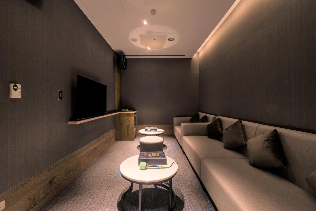 Evergreen Palace Hotel Chiayi Taibao Bagian luar foto The private karaoke box