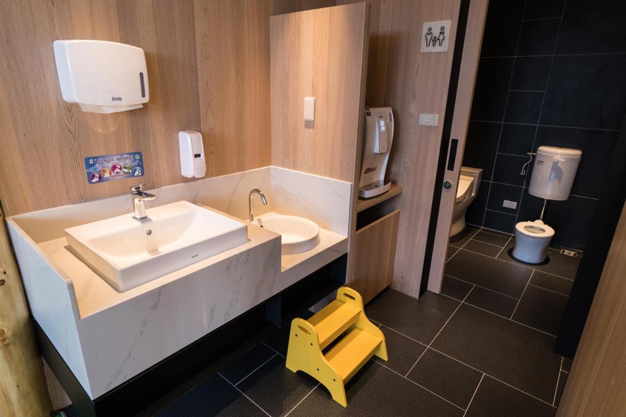 Evergreen Palace Hotel Chiayi Taibao Bagian luar foto A step stool in a toilet