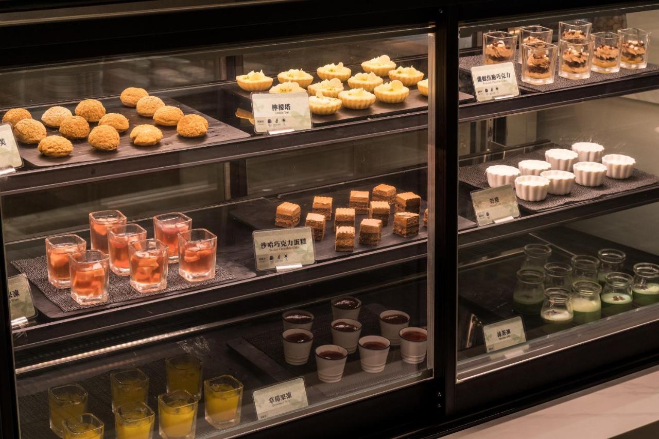 Evergreen Palace Hotel Chiayi Taibao Bagian luar foto A display case of desserts