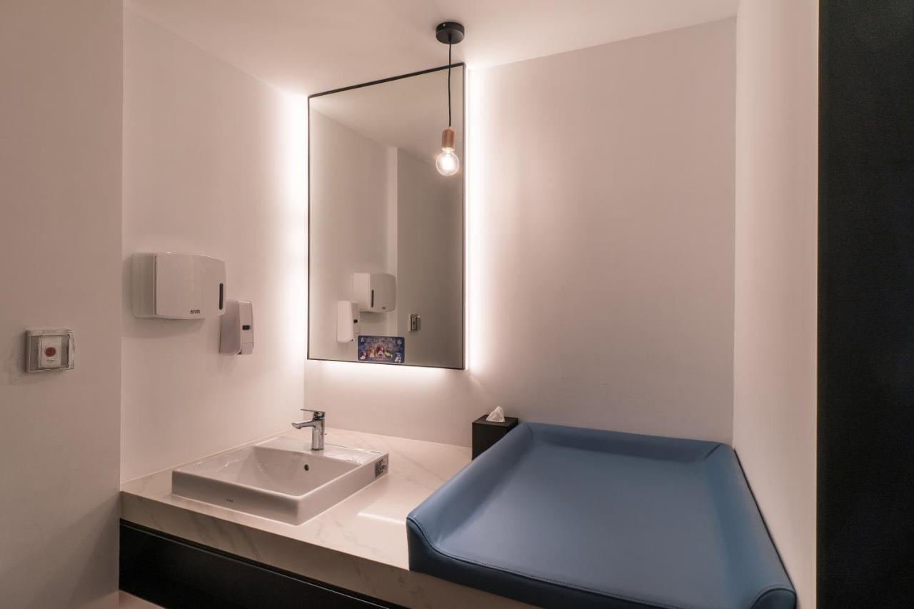 Evergreen Palace Hotel Chiayi Taibao Bagian luar foto Changing table in a public restroom