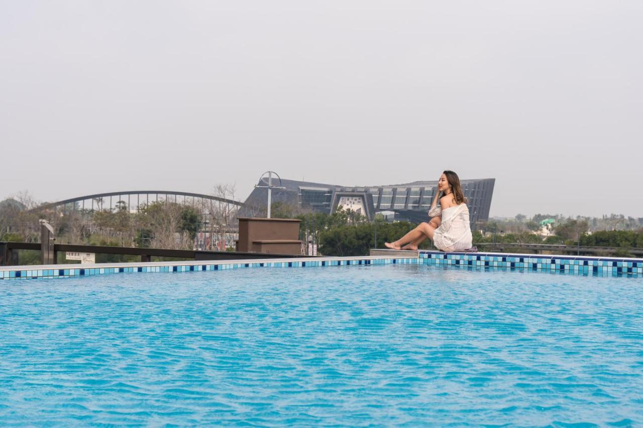 Evergreen Palace Hotel Chiayi Taibao Bagian luar foto The swimming pool at the hotel