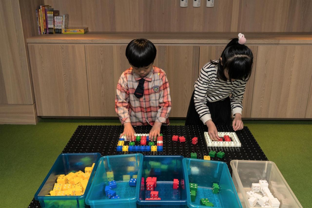 Evergreen Palace Hotel Chiayi Taibao Bagian luar foto Children playing with the Duplo set