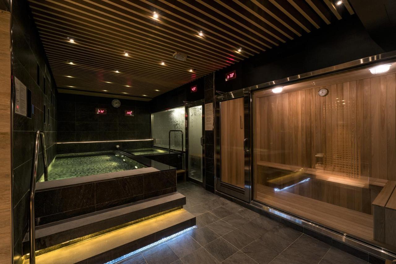 Evergreen Palace Hotel Chiayi Taibao Bagian luar foto A modern onsen in Tokyo