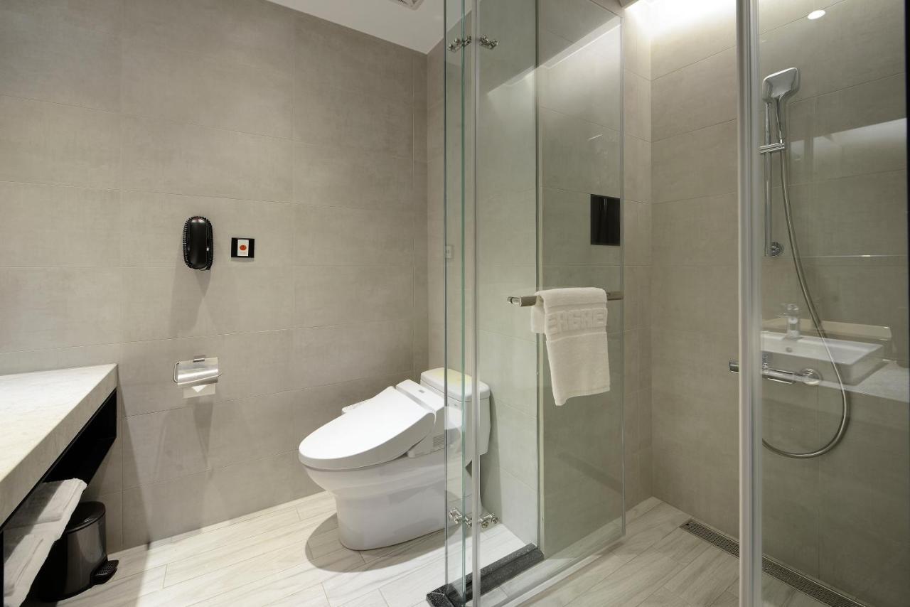 Evergreen Palace Hotel Chiayi Taibao Bagian luar foto A modern bathroom with a shower cubicle